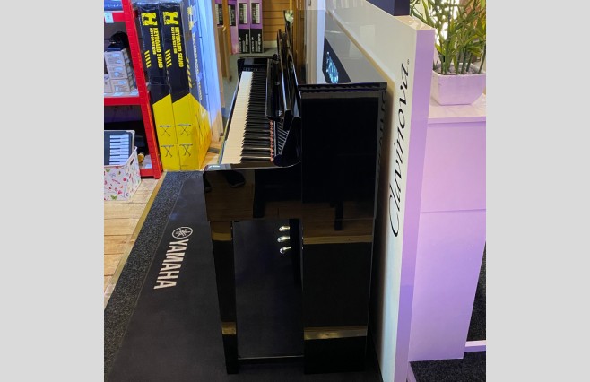 Used Yamaha CLP585 Polished Ebony Digital Piano Complete Package - Image 3